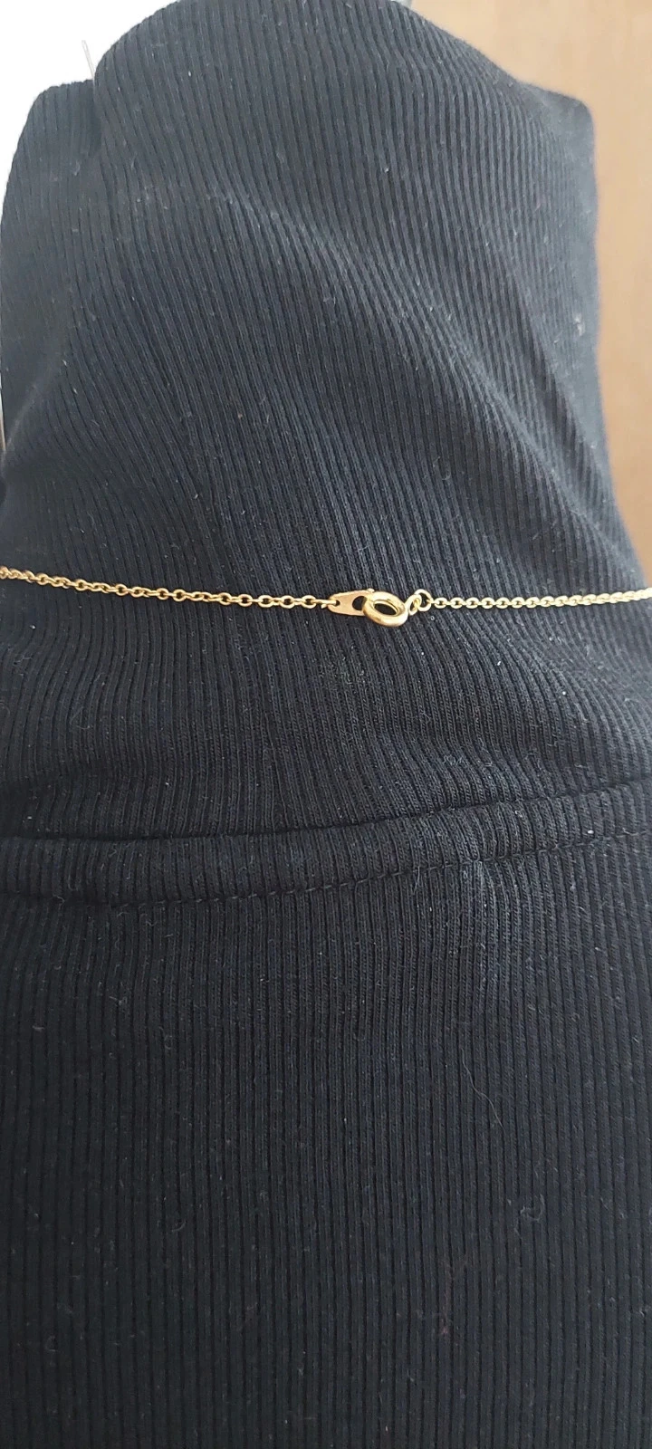 Finesse & Élégance – Collier fin style chapelet doré et petites perles blanches – photo 3